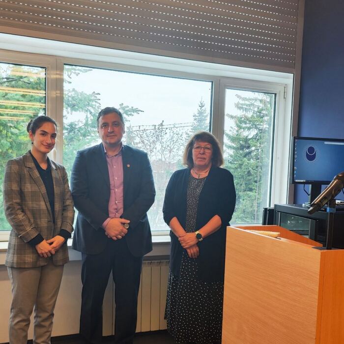 img-c2ed06e6a9889daa1c37d673e7f8e2d5-v_700x700_crop_478b24840a