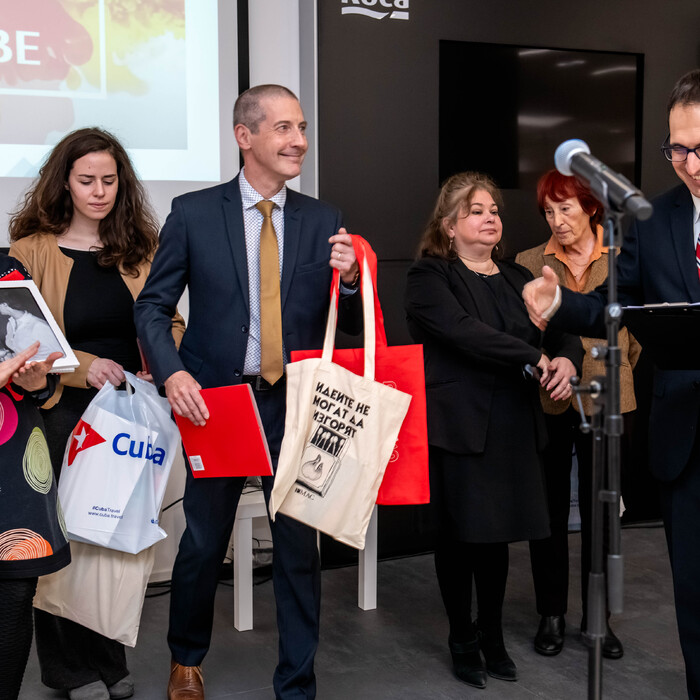 award-2025-3_700x700_crop_478b24840a